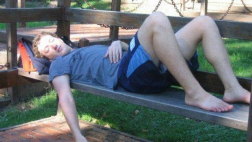 El descanso del guerrero. En una foto que dio vuelta al mundo, el joven estudiante Zuckerberg duerme la siesta con un short de Racing. Ya era un genio.