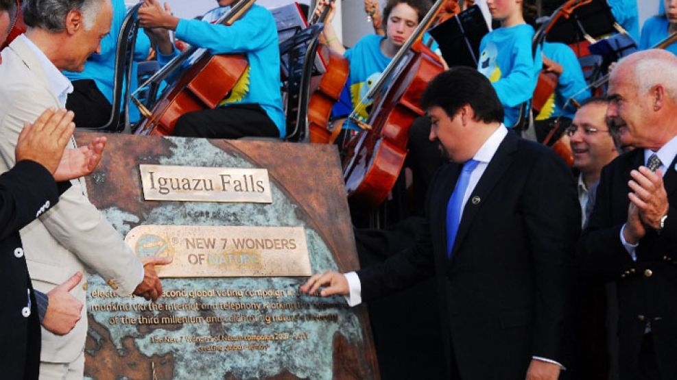 El gobernador misionero, Maurice Closs, descubre la placa oficial que consagra a las Cataratas como Maravilla Natural del mundo.