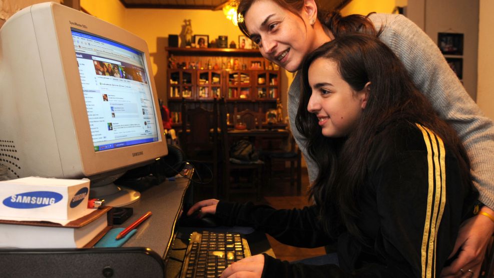 Cambio. Iara mira con su mamá el muro del grupo cerrado que creó con sus compañeros para debatir cuestiones relacionadas con el colegio. 