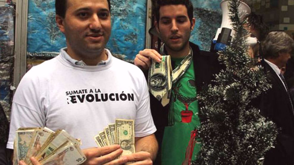 Con una mesa y un megáfono en la esquina de Florida y Lavalle, los militantes del Libertario protestaron vendiendo uno o dos billetes por persona.