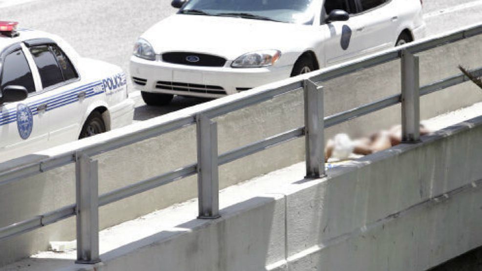 El cuerpo del canibal desnudo muerto a tiros en la MacArthur Causeway en Miami. 