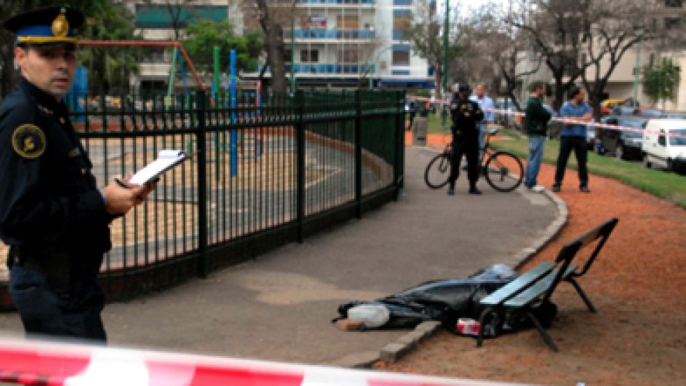 El cuerpo sin vida del hombre asesinado en una plaza de Flores