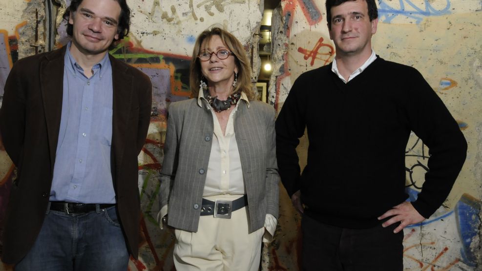En PERFIL. Distendidos tras casi tres horas de intercambio de ideas, Roberto Gargarella, Graciela Römer y Marcos Novaro posan delante de los restos del Muro de Berlín.
