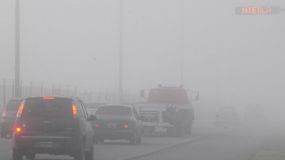 La intensa niebla provocó problemas en el tránsito y en el tráfico aéreo.