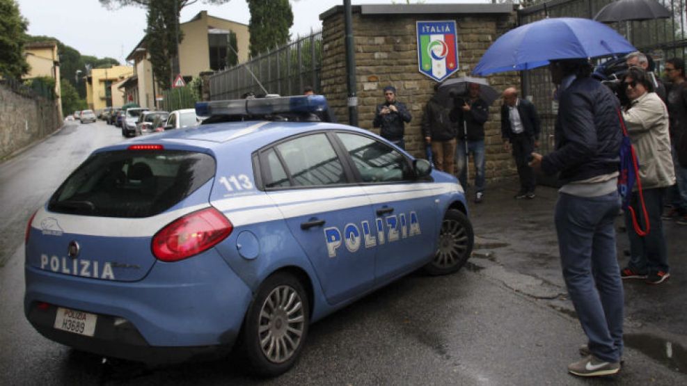 La policía italiana fue a buscar a un jugador de la "Azurra" a la concentración.