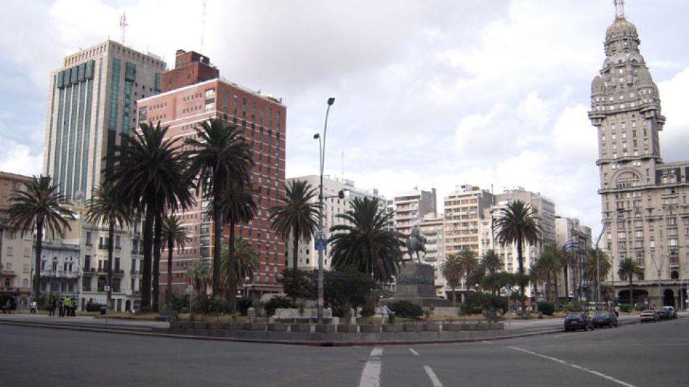 Antes de tener que dar tantos datos a la AFIP, cada vez más argentinos compran boletos o paquetes turísticos en Montevideo o Punta del Este.