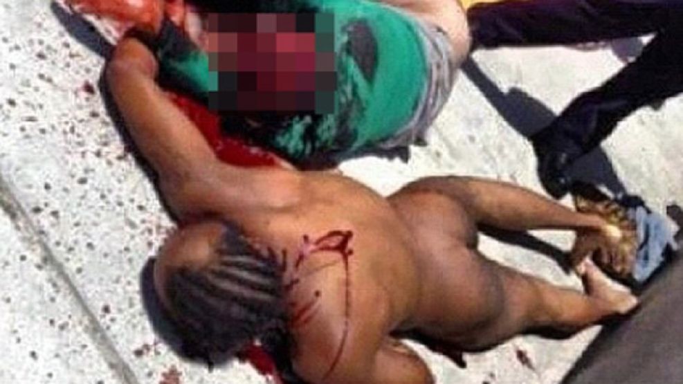 El caníbal y su víctima, según una foto del diario El Mundo.