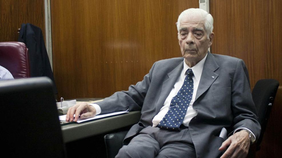 El ex general Luciano Benjamín Menéndez, que purga en su domicilio siete condenas a cadena perpetua.