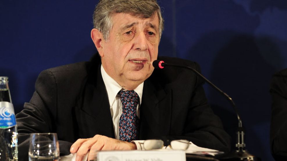 Para el presidente de la FIDE las medidas de control cambiario del Gobierno son correctas y le permitirán pesificar la economía.