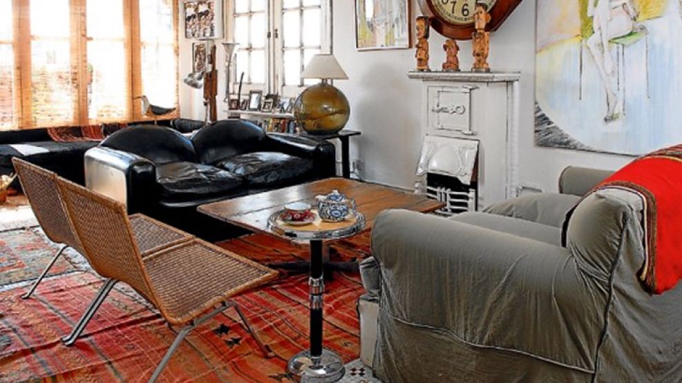 Un gran living comedor desemboca en todo un ventanal que da a la terraza.