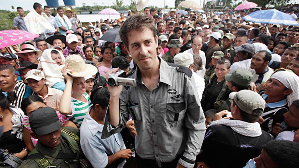 Captura de video tomada de las imágenes difundidas por Telesur que muestra al periodista francés Roméo Langlois en el momento de su liberación