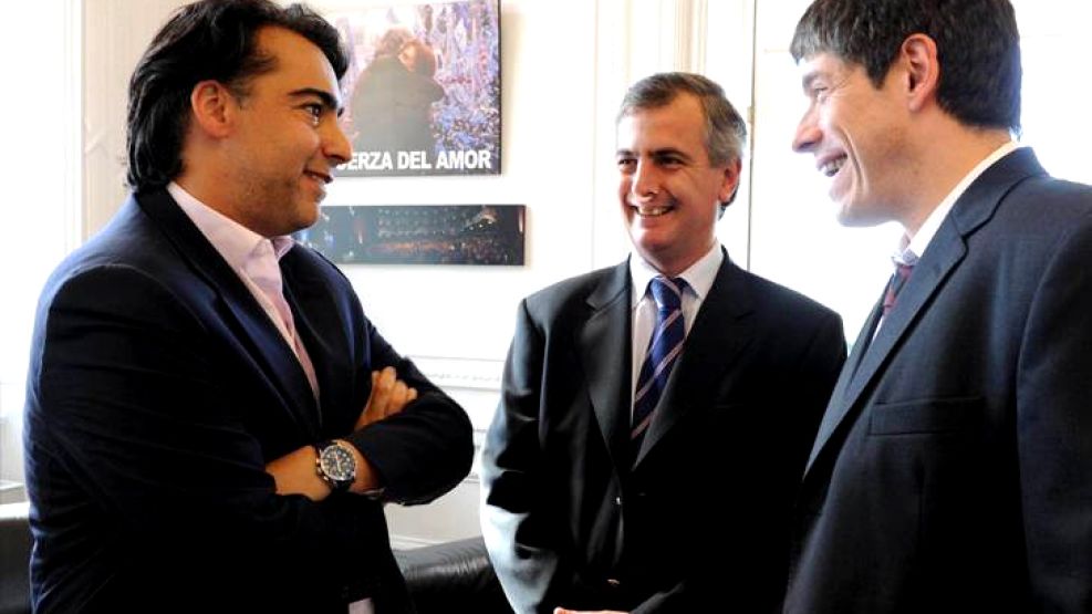 Reposo (en el medio) junto al dirigente chileno Marco Enríquez Ominami y el jefe de Gabinete, Juan Manuel Abal Medina. 