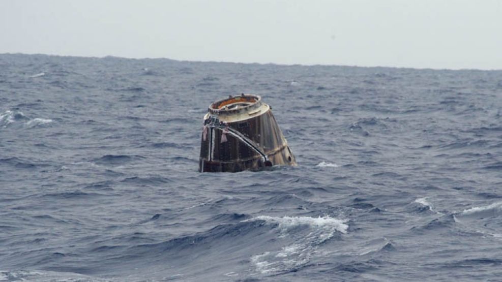 La cápsula Dragon tras amerizar en el Océano Pacífico.