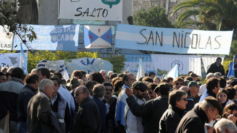 Los productores siguieron el debate frente a la legislatura.