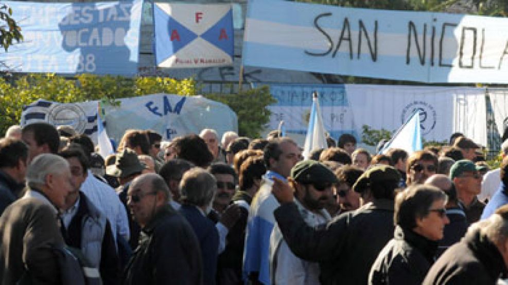 Los sectores agropecuarios están en La Plata siguiendo el debate en el Congreso.