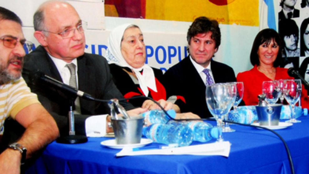 Shoklender junto al canciller Héctor Timerman, Hebe de Bonafini, el vice Amado Boudou y la ex ministra de Economía, Felisa Miceli. 