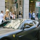 Wanda y “Maxi” Lopez en su Ferrari de 2.000.000 de pesos