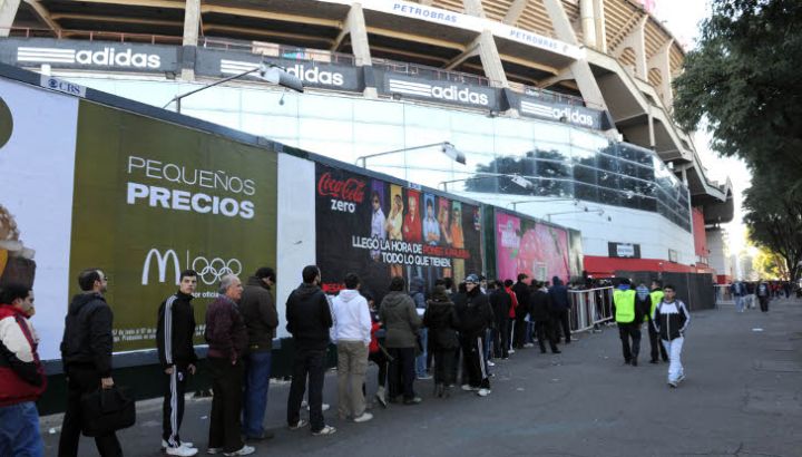 river-largas-filas-por-una-entrada