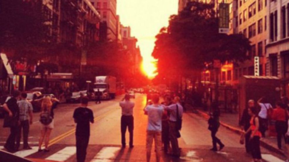 El fenómeno se produce cuando el sol se pone y se alinea perfectamente con las calles que cortan la ciudad de este a oeste. 