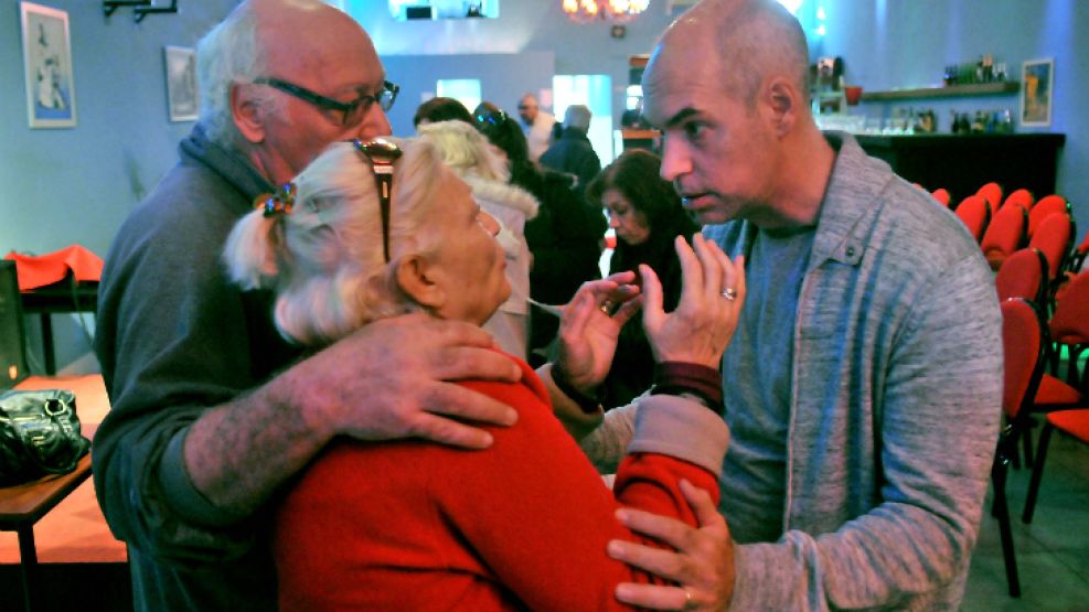 Larreta hablando con vecinos en el lugar del incidente.