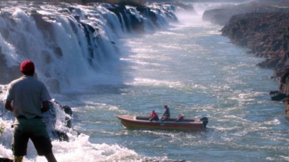 Aunque eclipsadas por las de Iguazú, Misiones también tiene otras cataratas, las únicas longitudinales del mundo.