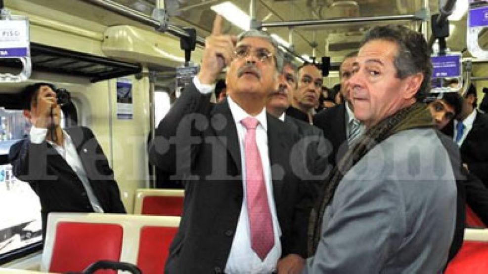 Pretérito. El ministro Julio De Vido y Claudio Cirigliano durante una recorrida de los vagones de doble piso. 