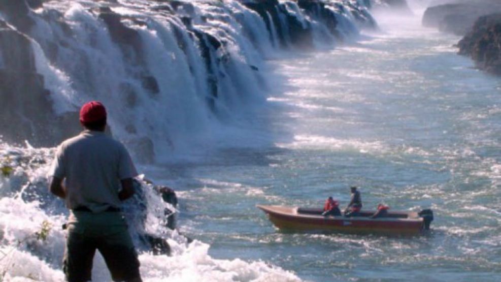 Aunque eclipsadas por las de Iguazú, Misiones también tiene otras cataratas, las únicas longitudinales del mundo. 