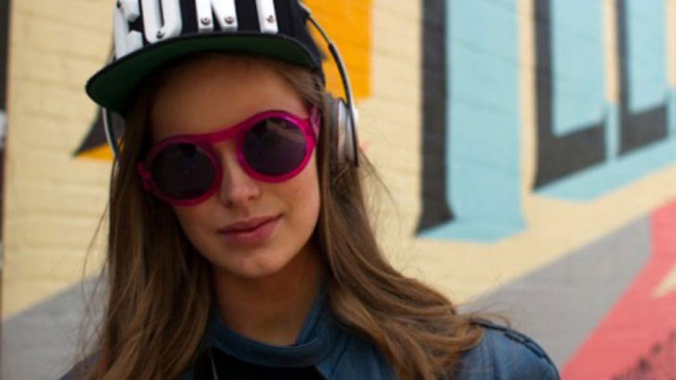 El lacio clásico lo podés levantar con una gorra con visera, anteojos de marco gruesos y los infaltables auriculares.