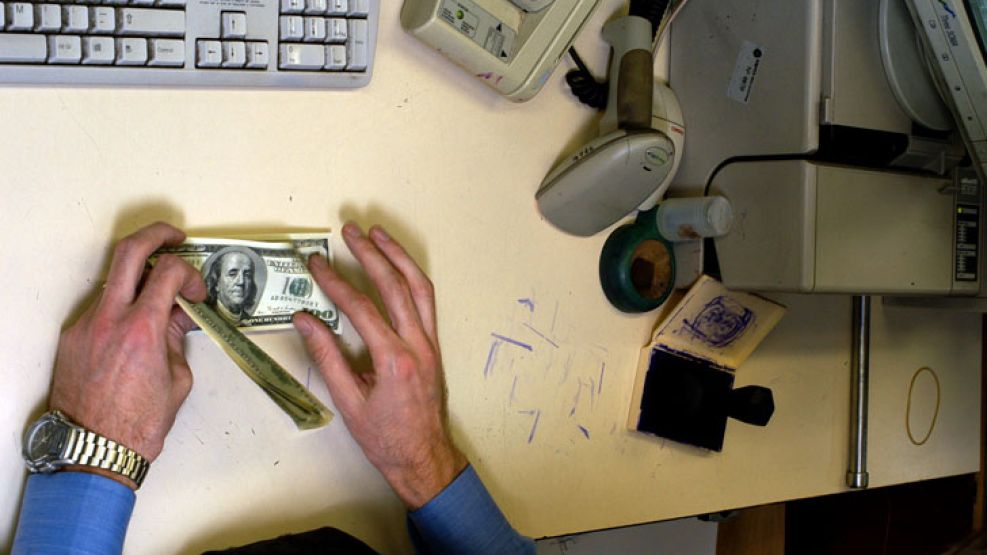 Las entidades están en alerta y estudian la evolución de la liquidez en pesos por el temor a un posible "contagio".