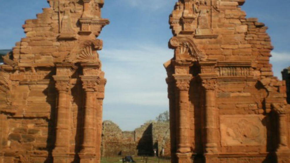 Por todo el alto Paraná, sus estructuras de piedra roja crearon un estilo arquitectónico conocido como "barroco guaraní", con detalles escultóricos que sobreviven 400 años después. 