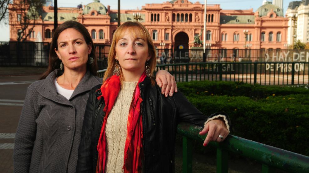 Juntas. Muñoz (izq.) y Elías (der.) compartieron sus experiencias en denuncias de corrupción y debatieron sobre la incidencia del poder de sus ex parejas. 