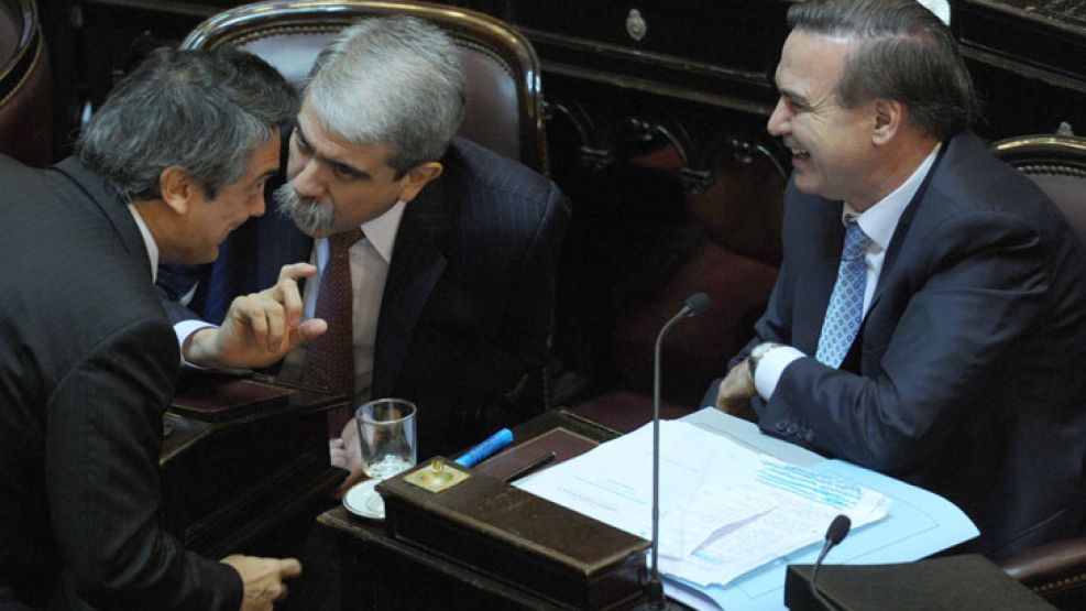 Los senadores Miguel Angel Pichetto y Aníbal Fernández, del FpV, conversan con Eugenio "Nito" Artaza (UCR) el día de la sanción.