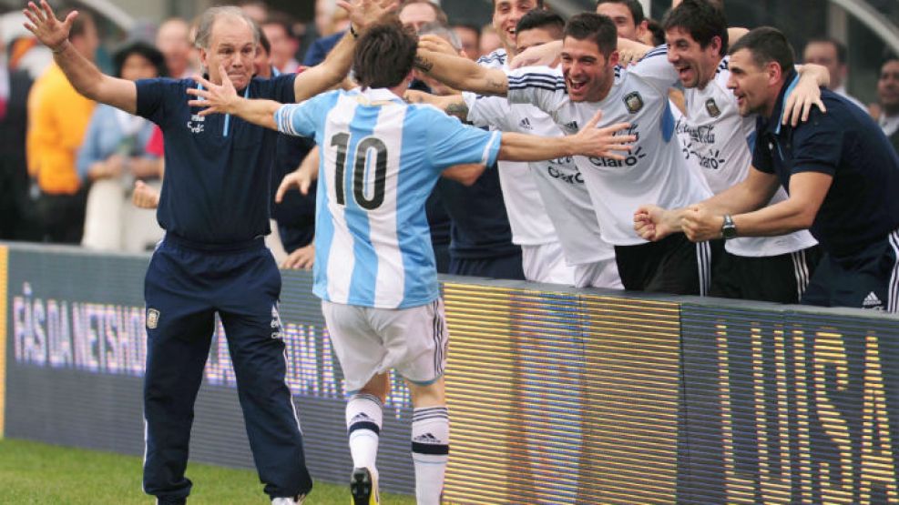 Messi ya hizo el tercero y va corriendo hacia el banco de suplentes. 