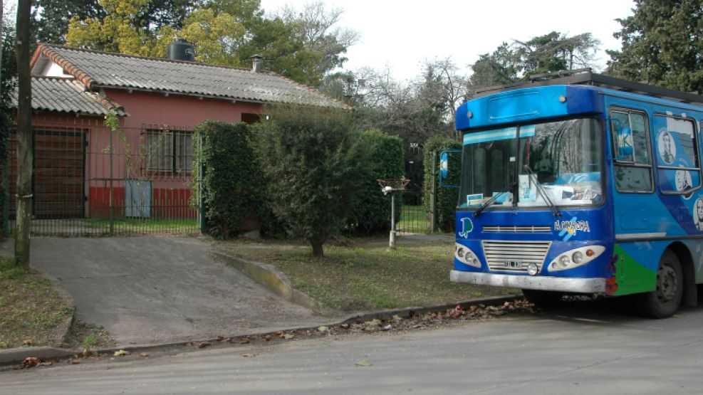 Provincia. PERFIL constató que la sociedad anónima está registrada en una modesta vivienda de Berazategui. Un camión de La Cámpora escolta el domicilio.