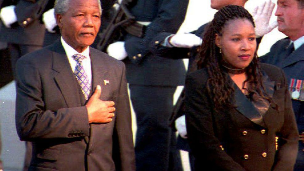 Zenani Mandela-Dlamini junto a su padre, durante un acto oficial de 1994.