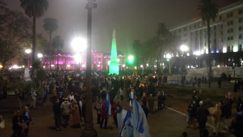 El cacerolazo en Plaza de Mayo.