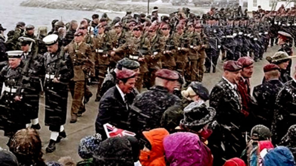 Desfile. En las Malvinas, el jueves, desfilaron ex combatientes pertenecientes a la Royal Navy, al Regimiento de Paracaidistas y de la Real Fuerza Británica.