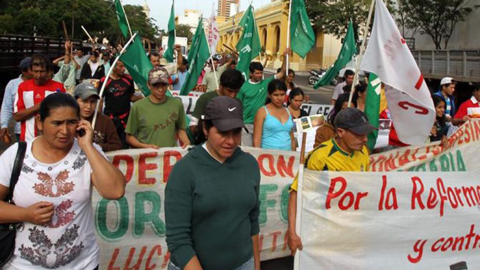 El presidente Lugo destituyó al ministro de Interior y al comandante de Policía por los hechos.