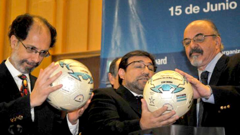 Politicas. El secretario Pyme, Horacio Roura, y el ministro Carlos Tomada, dominando la pelota.