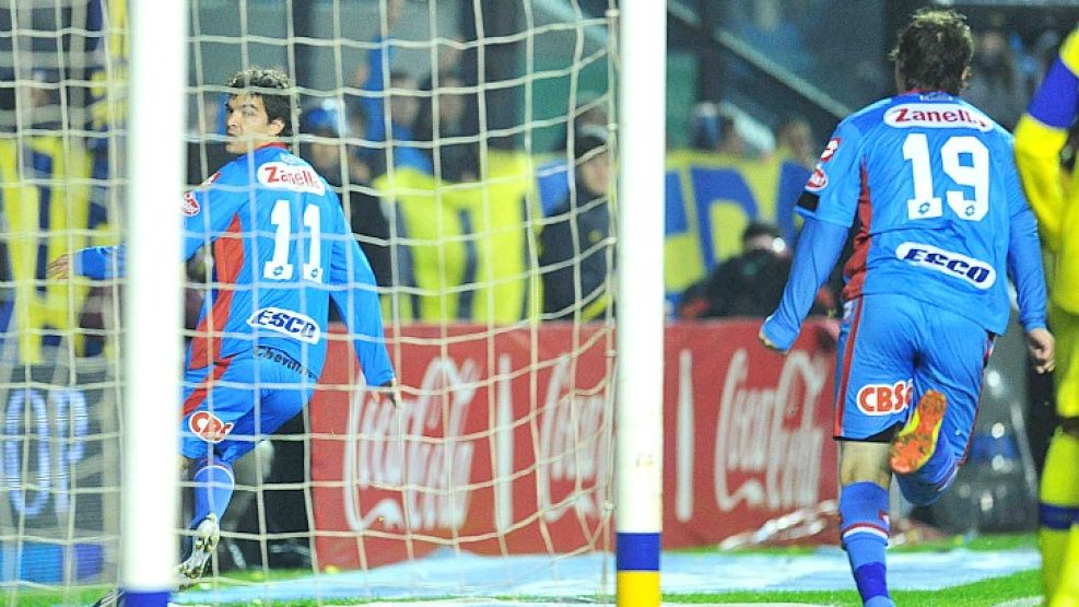 Zelaya ya hizo entrar la pelota. Es el primer gol de Arsenal ante Boca.