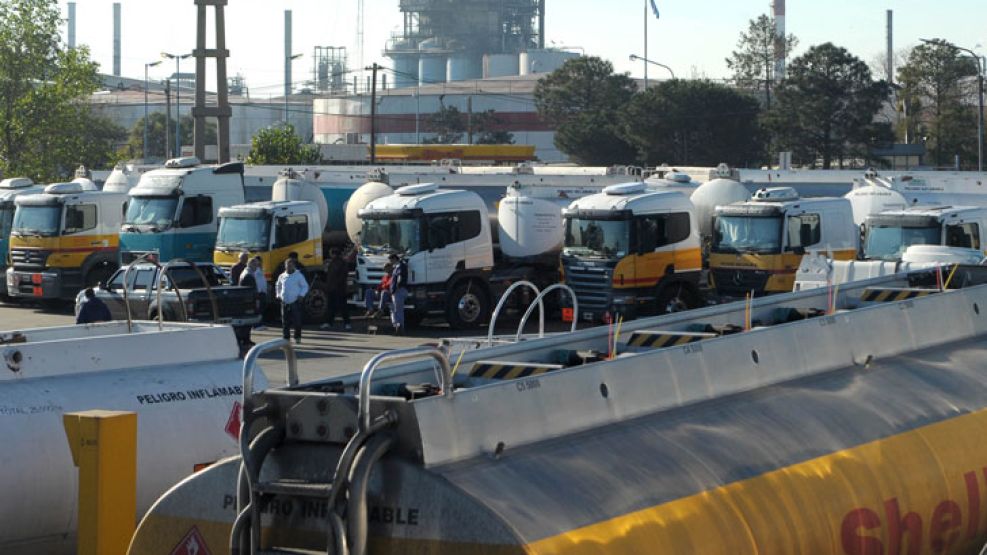 Unos 300 camiones que transportan combustible se encuentran paralizados en la destilería de Shell en Dock Sud.