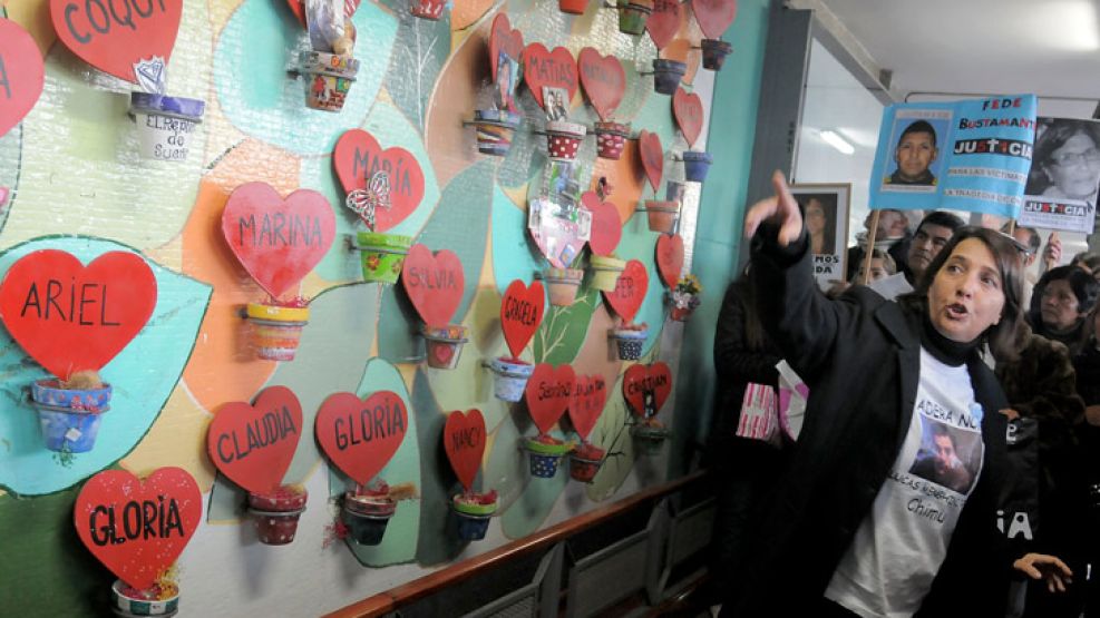 Los familiares volvieron a reunirse en Once para dejar inaugurado el mural "Memorial de los Corazones", en el andén 1 de la terminal ferroviaria, descubierto a las 8:32.