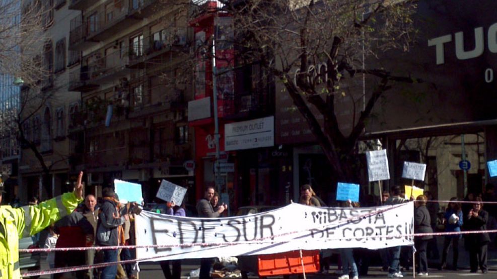 Este mediodía, los vecinos salieron a la calle contra Edesur.