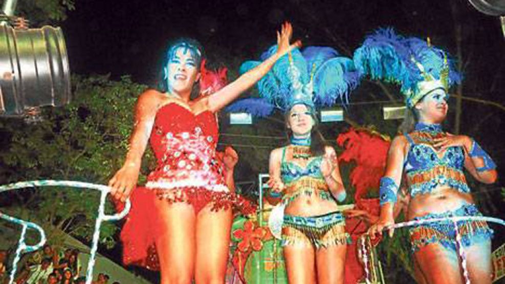 Batucada. Con traje rojo, Moisés desfiló en los carnavales 2012 de San Pedro de Jujuy. Ella también participó de su organización.