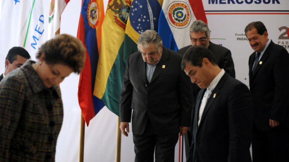 Los presidentes de los estados miembros y asociados del Mercosur durante la cumbre de Montevideo.