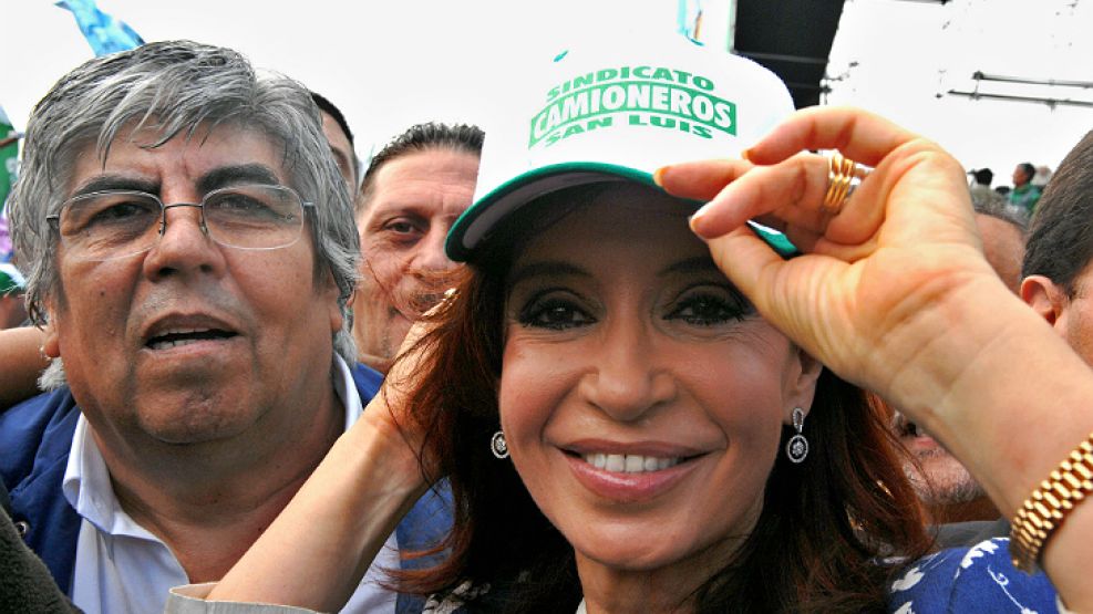 En marzo de 2008, la presidenta Cristina Fernández de Kirchner festejó junto a Moyano, en el Club Deportivo Español, los 20 años que llevaba el camionero bajo la conducción del gremio.