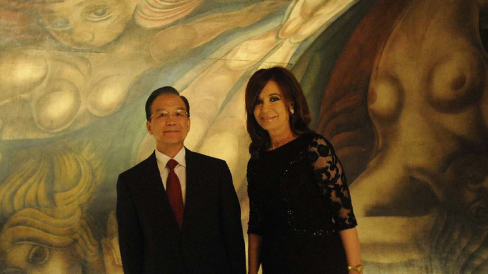 La Presidenta Cristina Fernández de Kirchner recibió hoy en el Salón de Pinturas Argentinas del Bicentenario (Salón Azul), de la Casa Rosada, al primer ministro chino, Wen Jiabao.