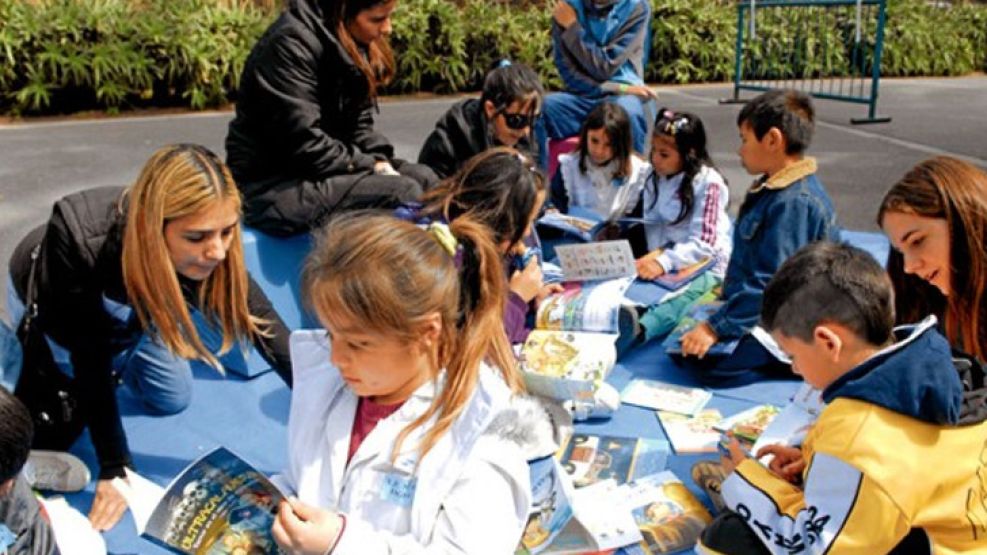 Los primeros libros que recibe un niño son muy importantes, de ellos depende que el chico se familiarice con los textos. 