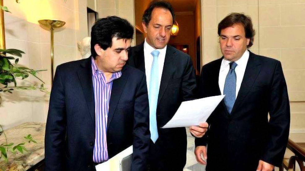 Scioli junto a su ministro de Infraestructura, Alejandro Arlía y el jefe de Gabinete, Alberto Pérez. 