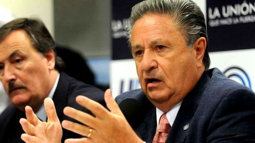 El ex presidente Eduardo Duhalde, señalado por agrupaciones sociales por las muertes de Kosteki y Santillán en la estación de Avellaneda.